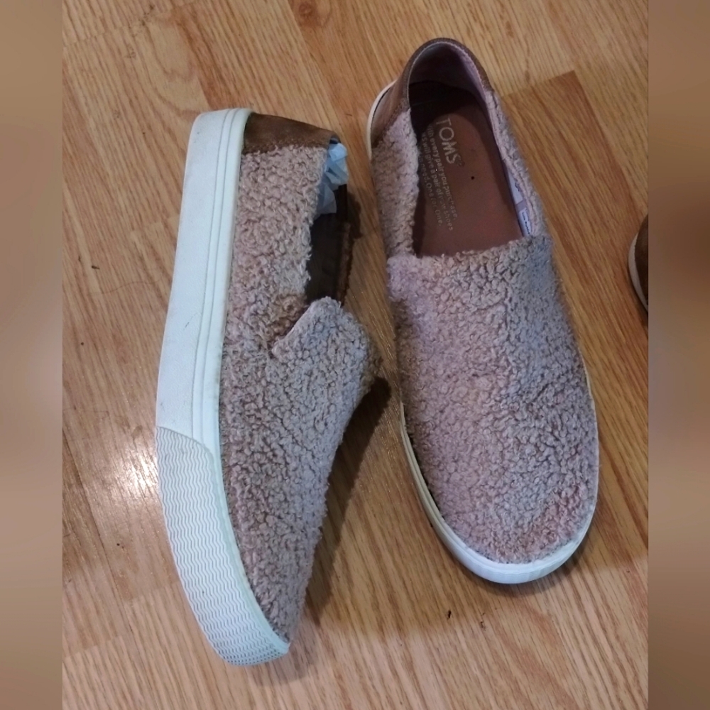 TOMS  Fuzzy Slip-On Shoes (8)